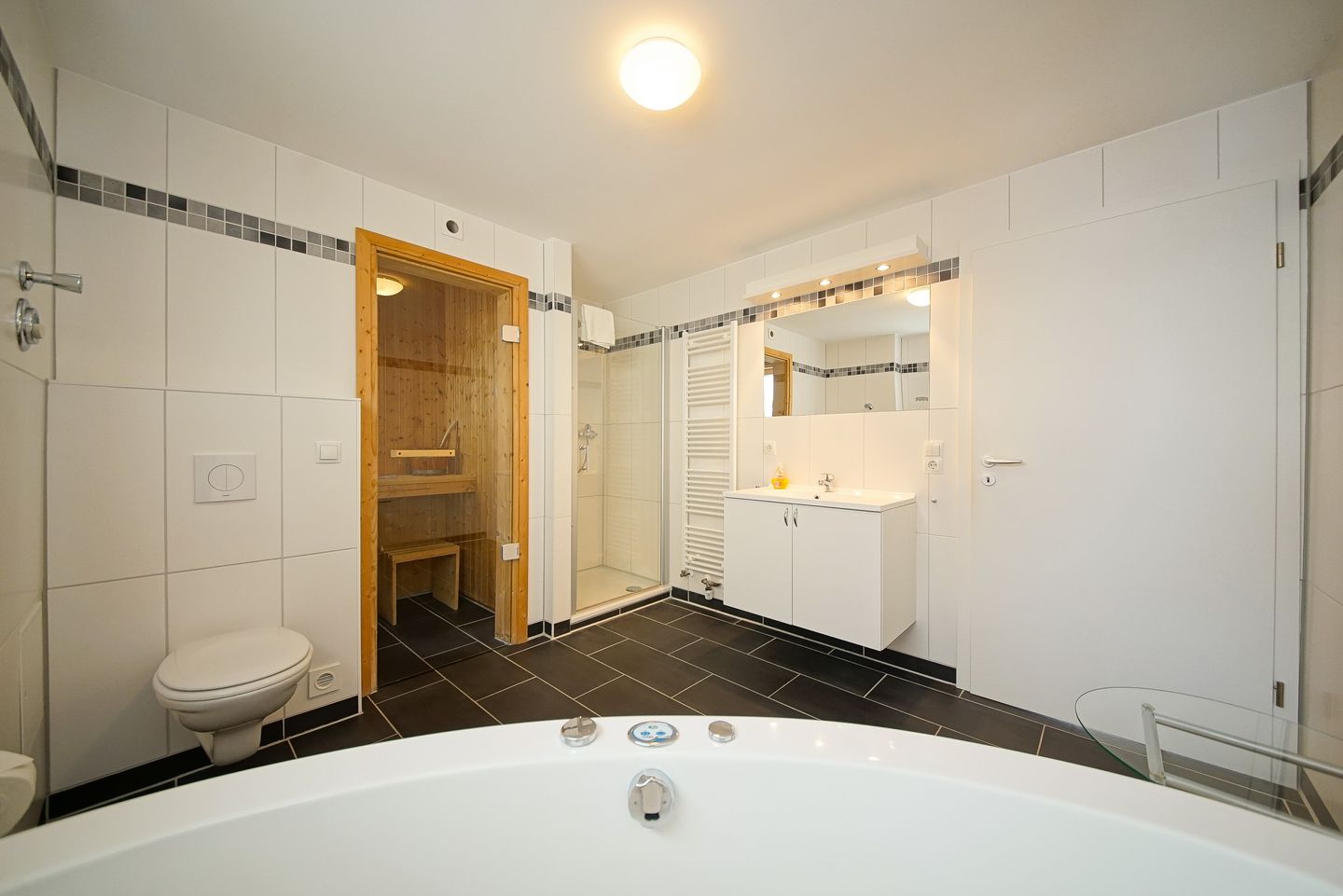 NordseeResort Friesland NordseeResort Friesland 51-3-S Schillig - Badezimmer mit Sauna im sinf51-3-s, NordseeResort Friesland 51-3-S in Schillig