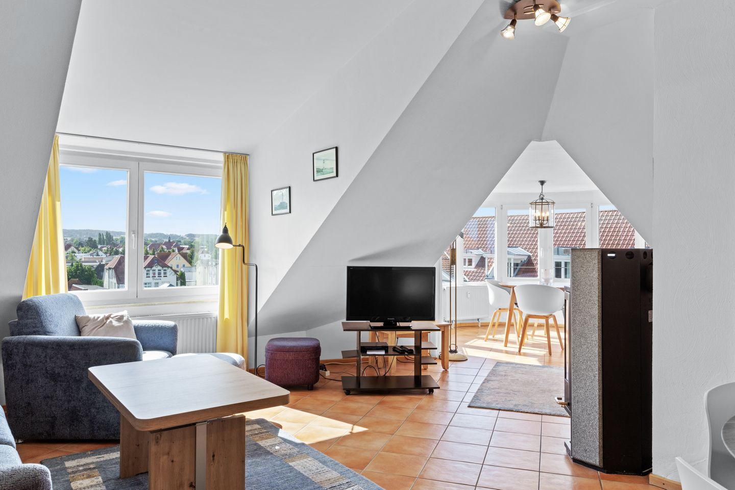 Meeresblick Meeresblick 507 Kühlungsborn - Wohnbereich mit Flatscreen-TV im kbmb507, Meerblick 507, Ostseeallee 45 in Kühlungsborn