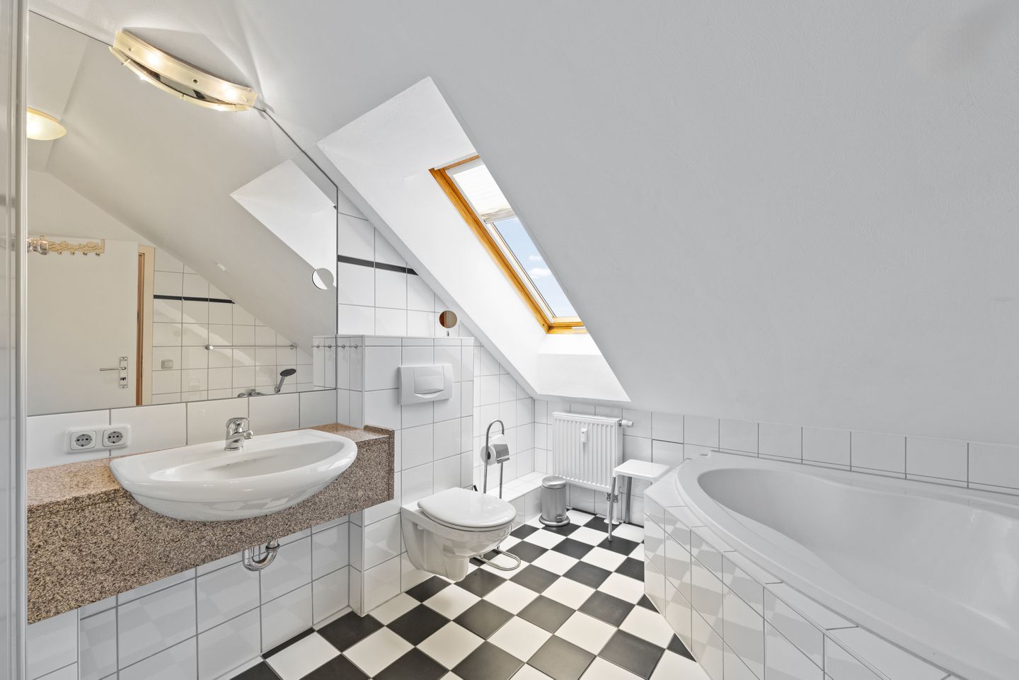 Meeresblick Meeresblick 507 Kühlungsborn - Badezimmer mit Badewanne im kbmb507, Meerblick 507, Ostseeallee 45 in Kühlungsborn