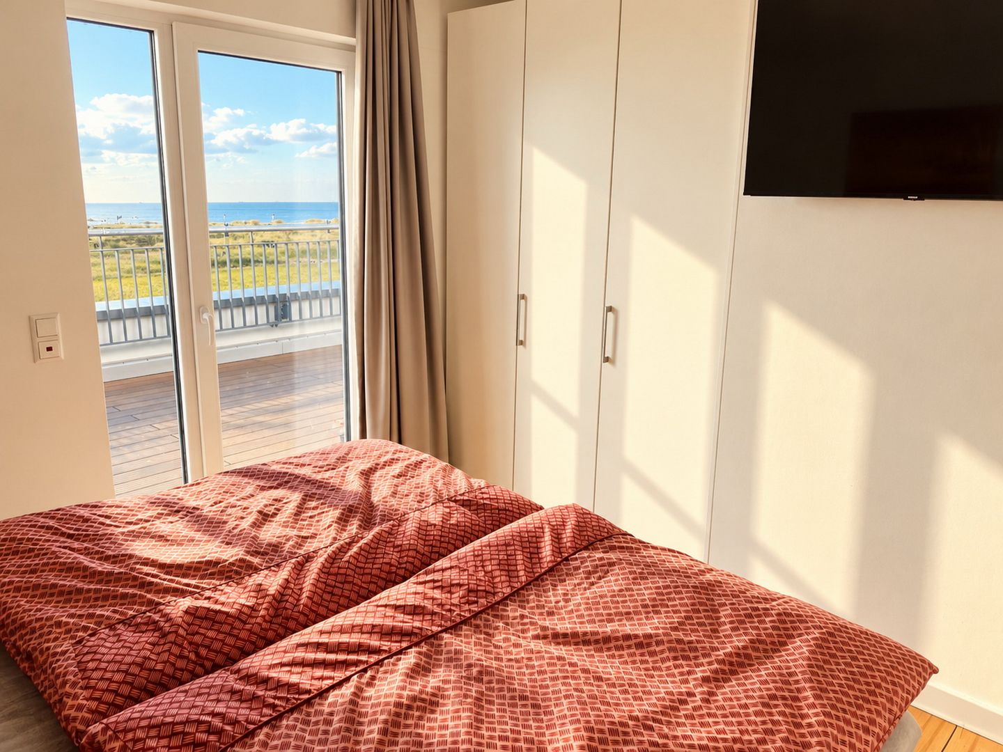 NordseeResort Friesland NordseeResort Friesland 48-7 Schillig - Schlafzimmer mit Doppelbett im sinf48-7, NordseeResort Friesland 48-7 in Schillig