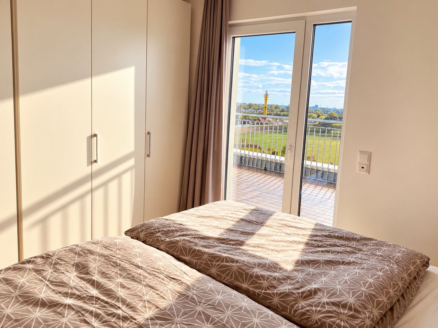 NordseeResort Friesland NordseeResort Friesland 48-7 Schillig - Schlafzimmer mit Doppelbett im sinf48-7, NordseeResort Friesland 48-7 in Schillig