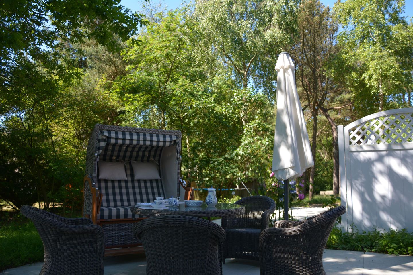 Haus Dünenrose Helle Ferienwohnung am Waldrand mit Terrasse und Strandkorb Nebel auf Amrum - 