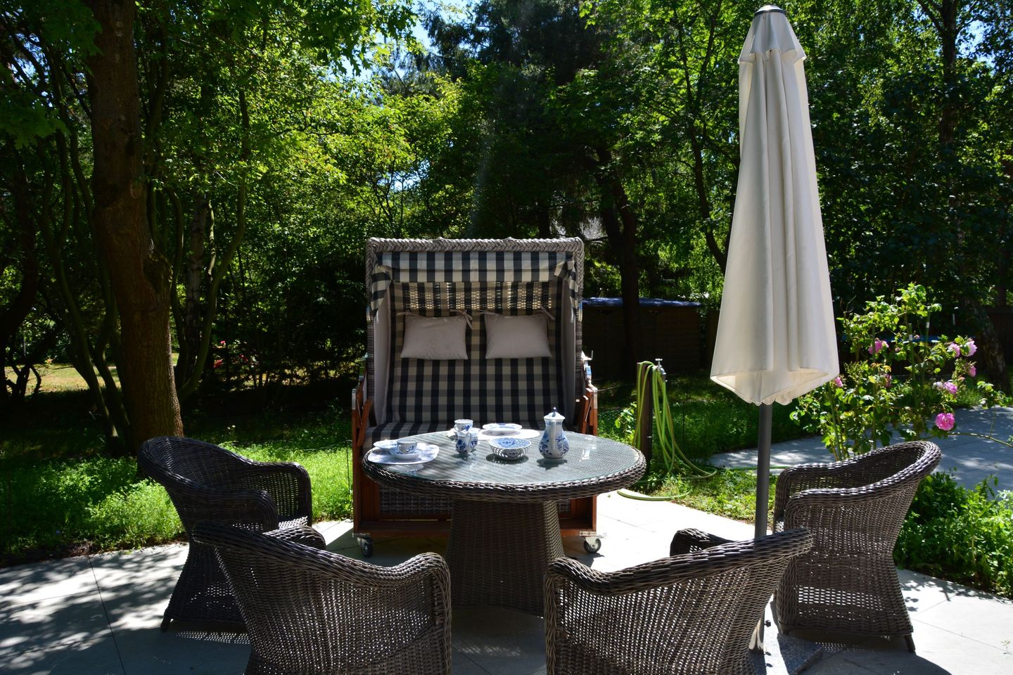 Haus Dünenrose Helle Ferienwohnung am Waldrand mit Terrasse und Strandkorb Nebel auf Amrum - 