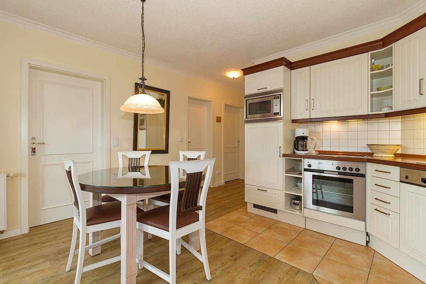 Apartmenthaus Atlantik Apartmenthaus Atlantik 214 Kühlungsborn - Küchenzeile mit Esstisch und Sitzgelegenheit