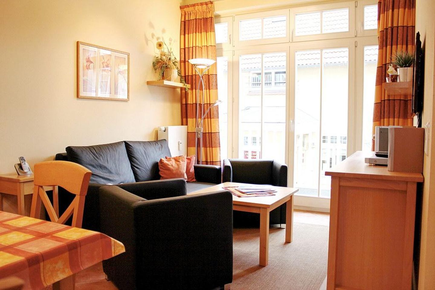 Dünenschloss Dünenschloss 1-10 Kühlungsborn - Wohn-Essbereich mit Couch