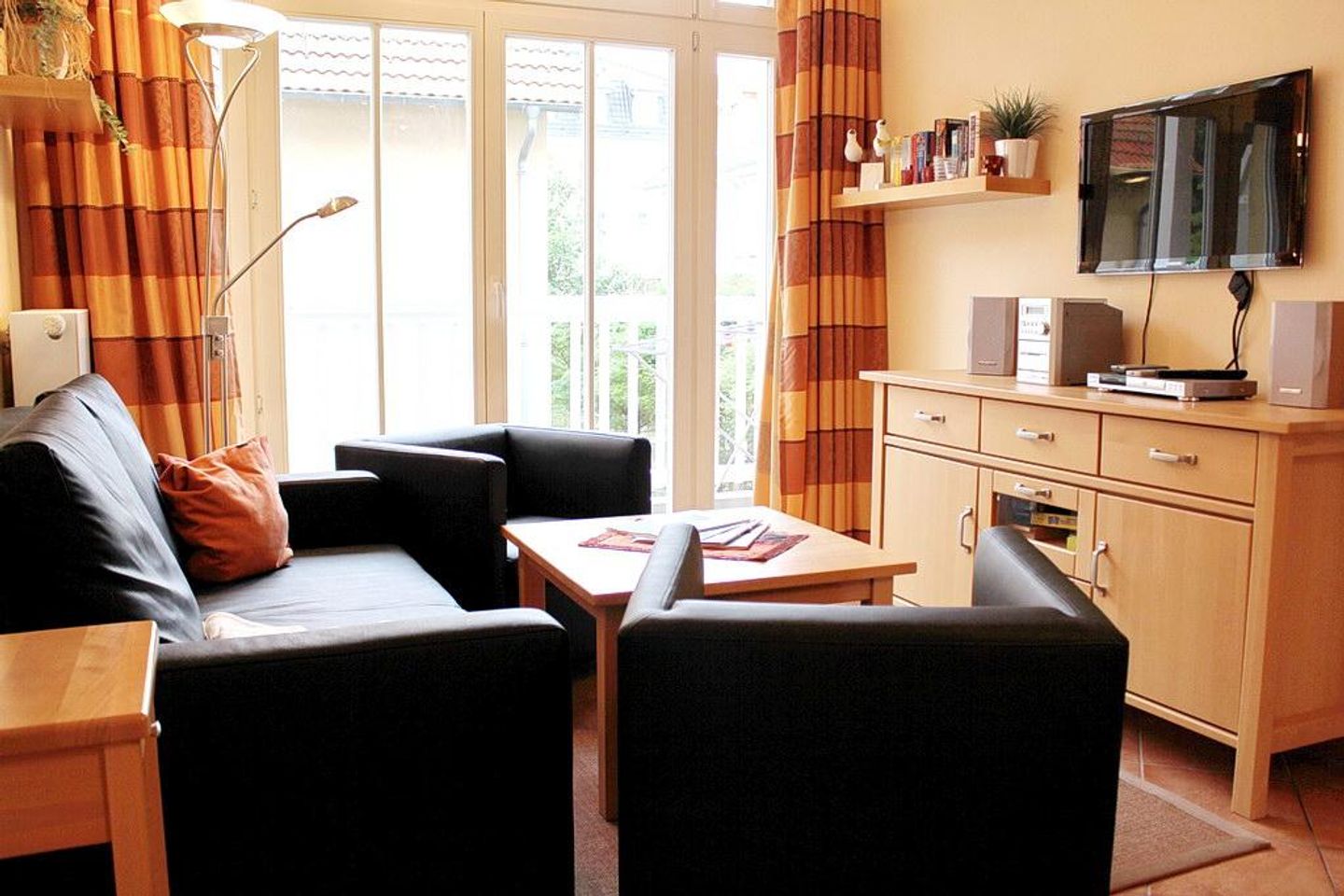 Dünenschloss Dünenschloss 1-10 Kühlungsborn - Wohn-Essbereich mit Couch