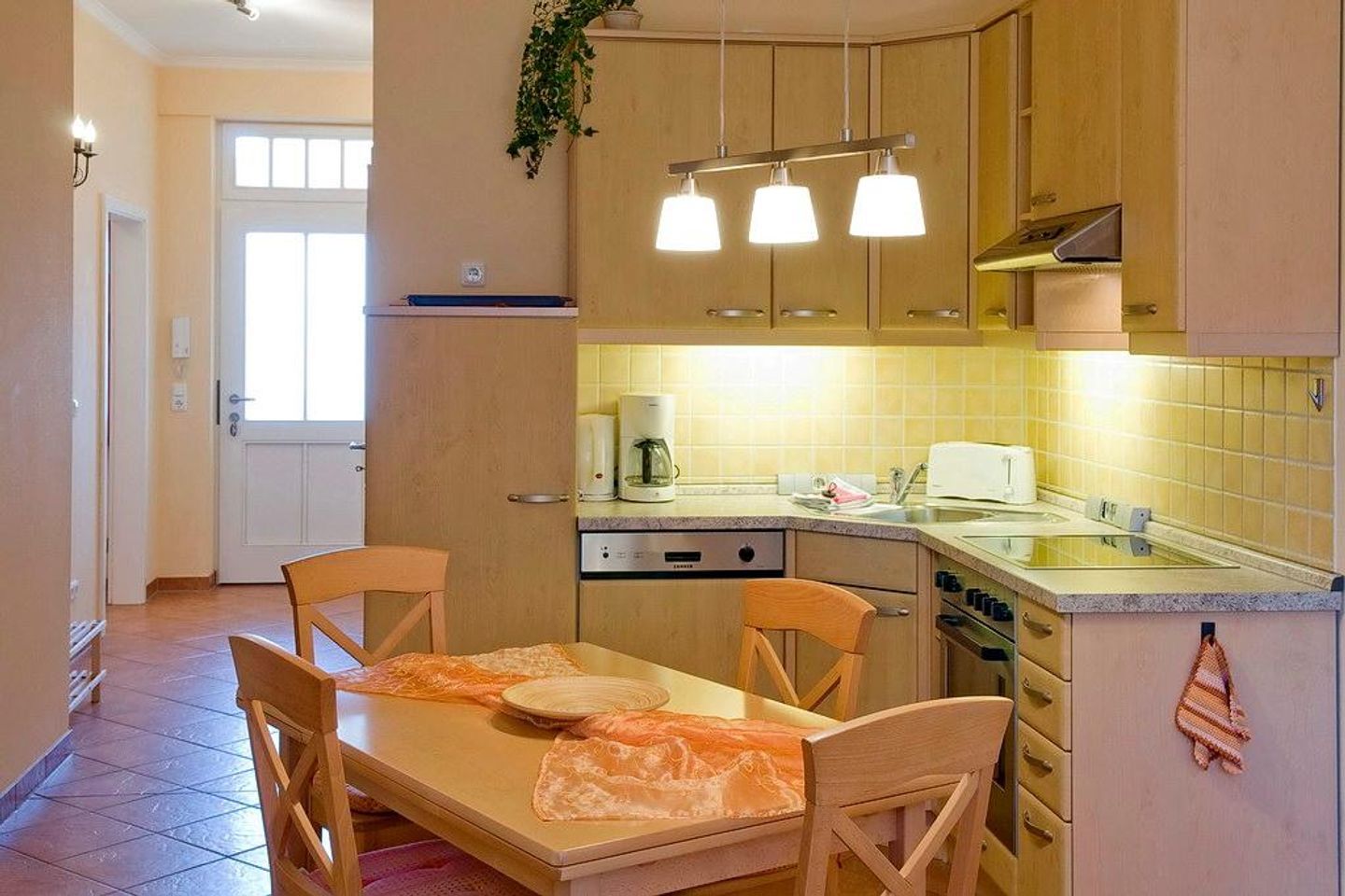 Dünenschloss Dünenschloss 1-10 Kühlungsborn - Wohn-Essbereich mit Küchenzeile