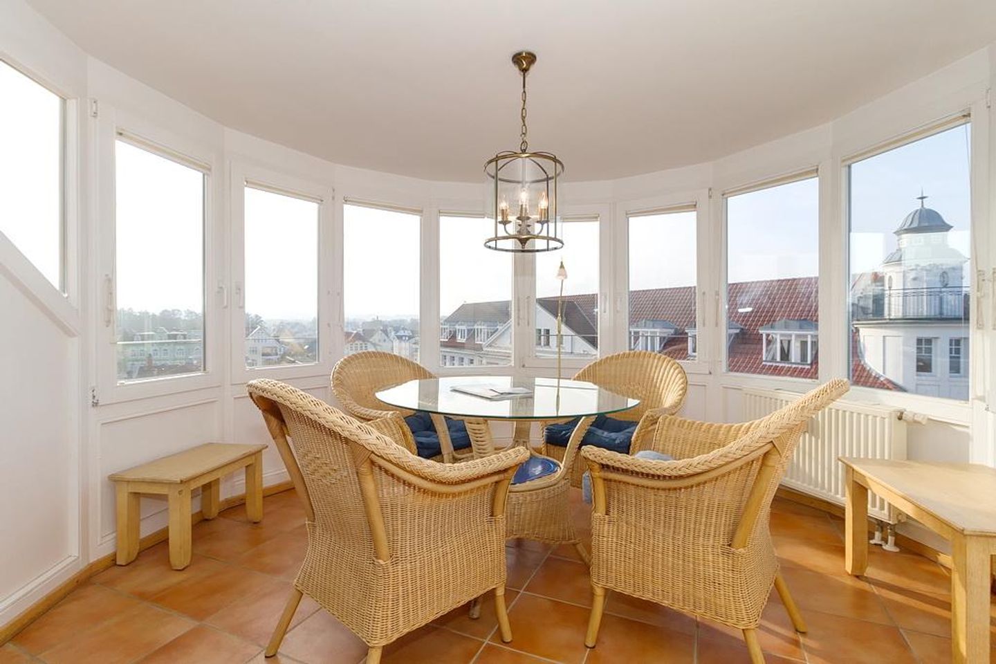 Meeresblick Meeresblick 507 Kühlungsborn - Wohn-Essbereich mit Couch und Esstisch