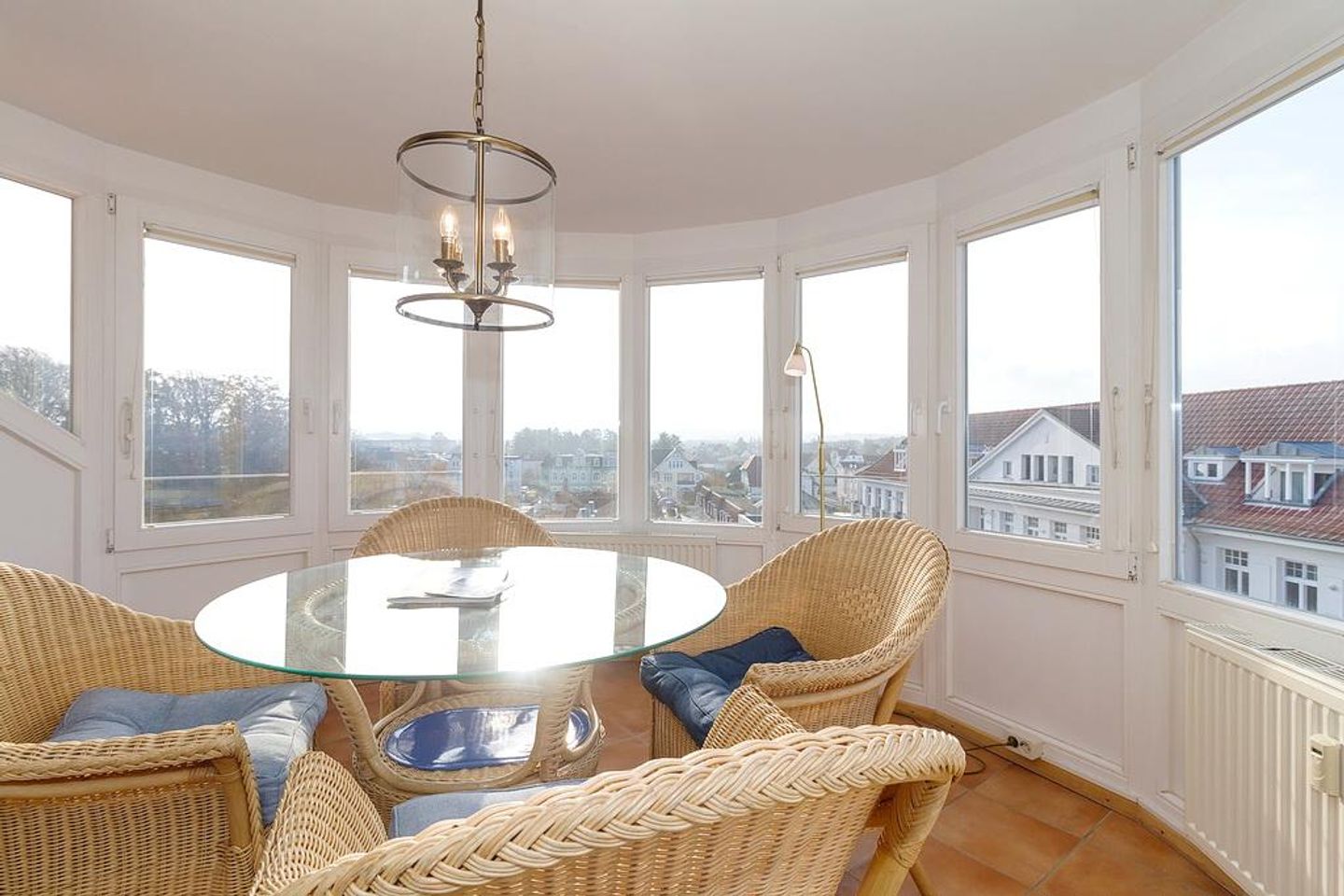 Meeresblick Meeresblick 507 Kühlungsborn - Wohn-Essbereich mit Couch und Esstisch