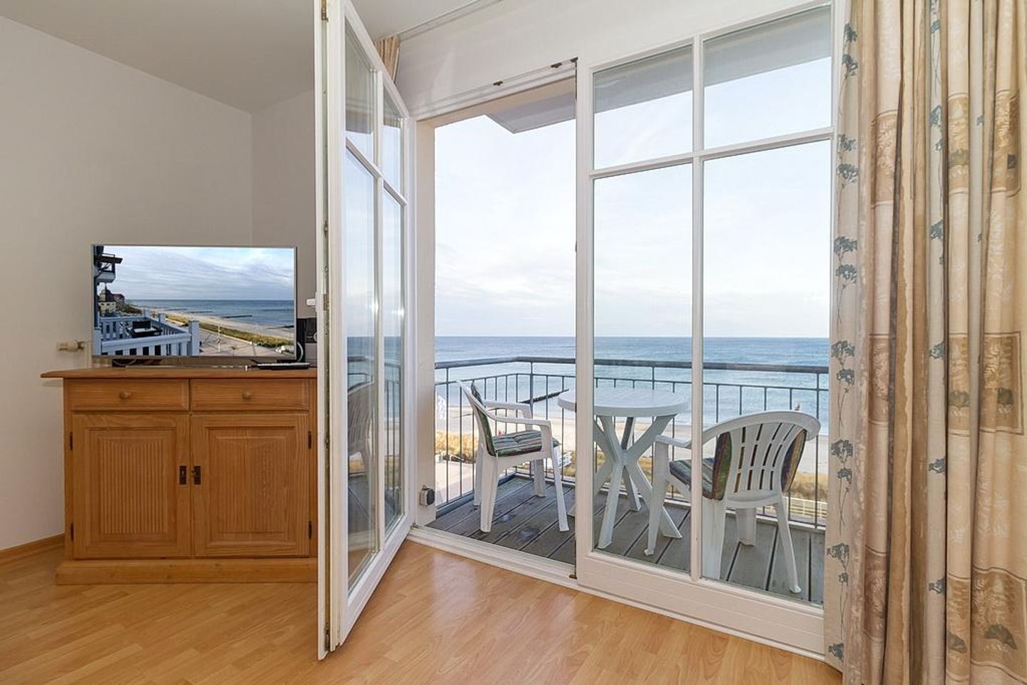 Meeresblick Meeresblick 421 Kühlungsborn - Wohn-Essbereich mit Couch und Flatscreen-TV
