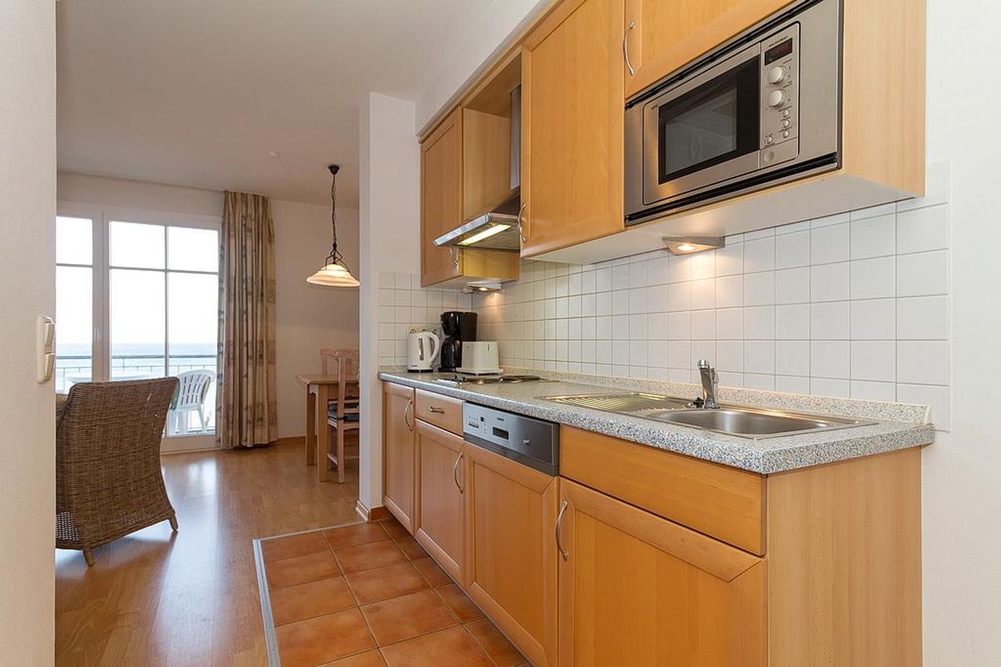 Meeresblick Meeresblick 421 Kühlungsborn - Küchenzeile mit Mikrowelle