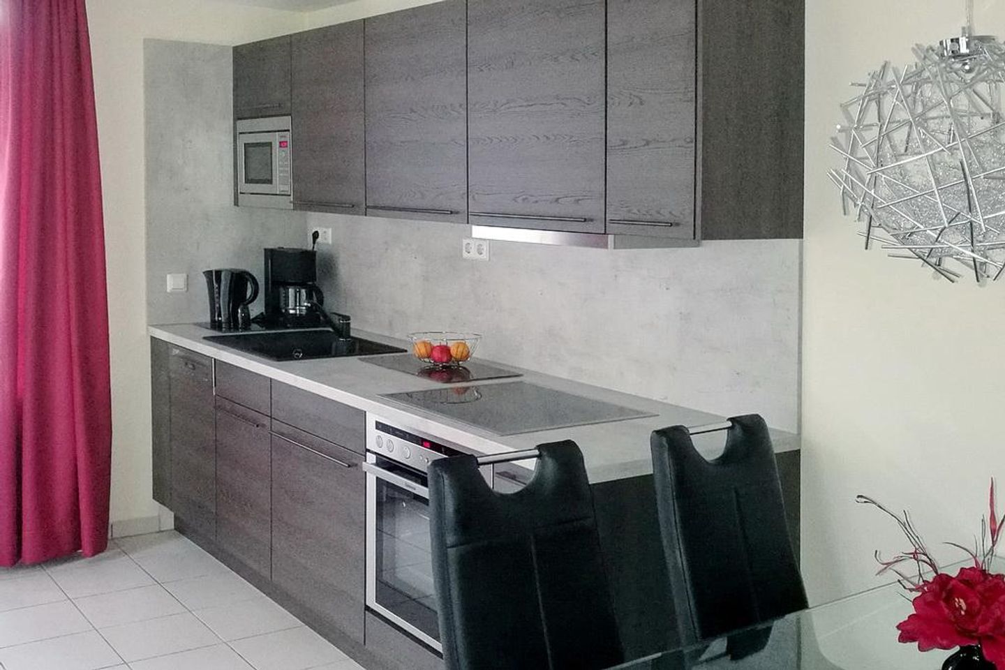 Strand-Park Strand-Park 201 Usedom - Wohn-Essbereich mit Esstisch, Sitzgelegenheit und Küchenzeile