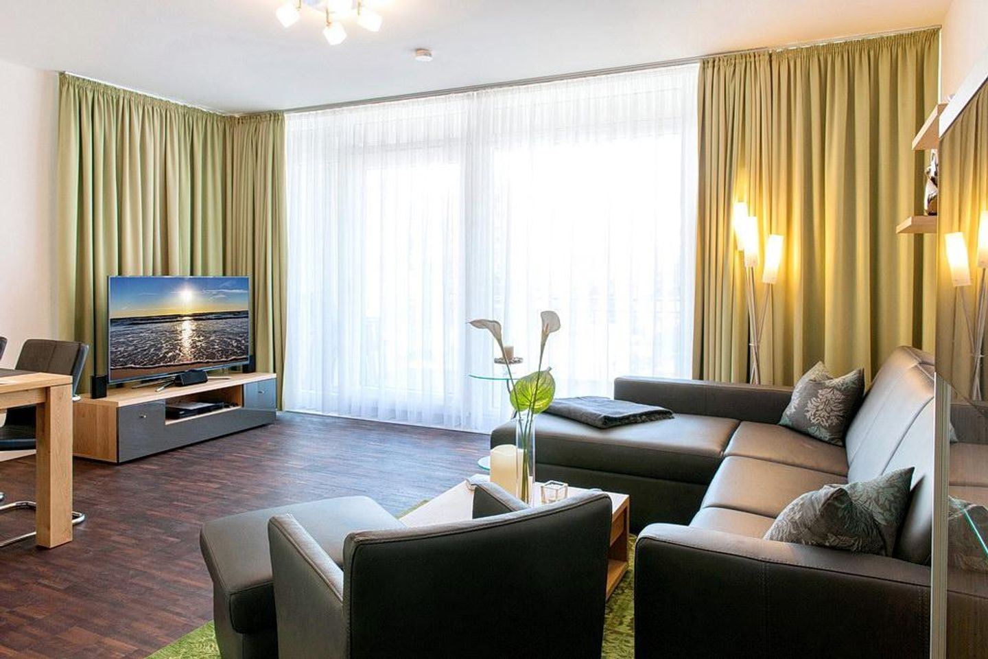 DünenResort Binz DünenResort Binz 117 Rügen - Wohn-Essbereich mit Couch