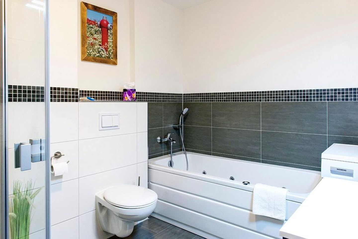 DünenResort Binz DünenResort Binz 117 Rügen - Badezimmer mit Dusche und Badewanne