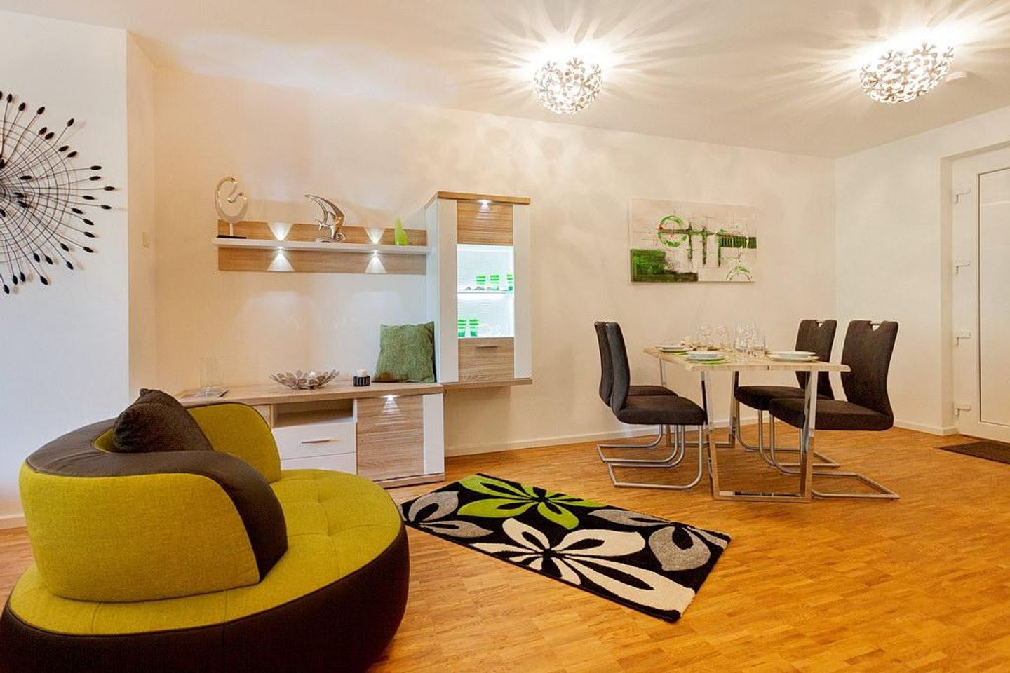 DünenResort Binz DünenResort Binz 125 Rügen - Wohn-Essbereich mit Couch