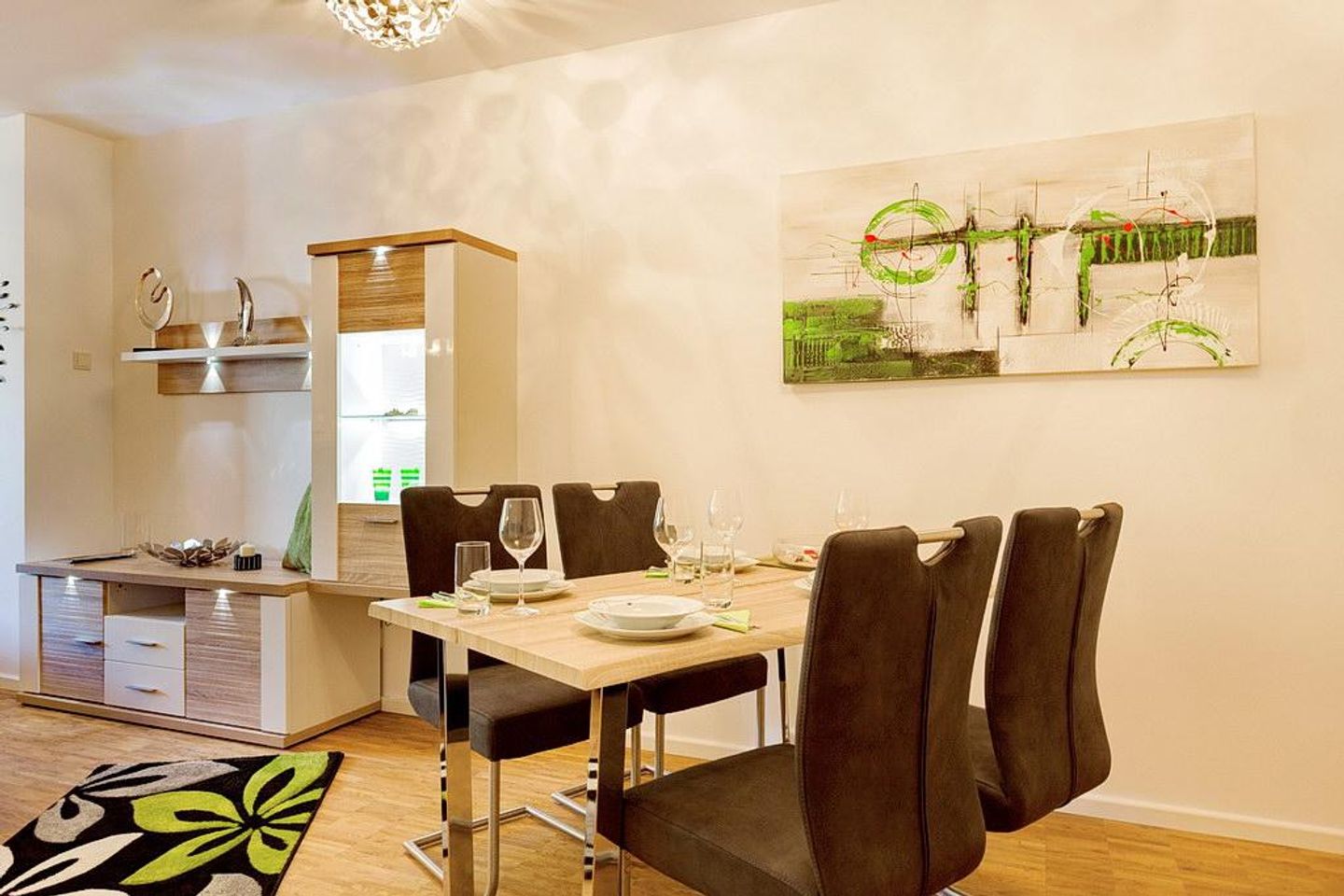 DünenResort Binz DünenResort Binz 125 Rügen - Wohn-Essbereich mit Esstisch und Sitzgelegenheit