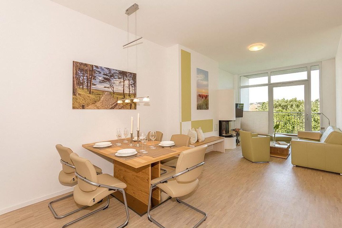 DünenResort Binz DünenResort Binz 142 Rügen - Wohn-Essbereich mit Esstisch und Sitzgelegenheit