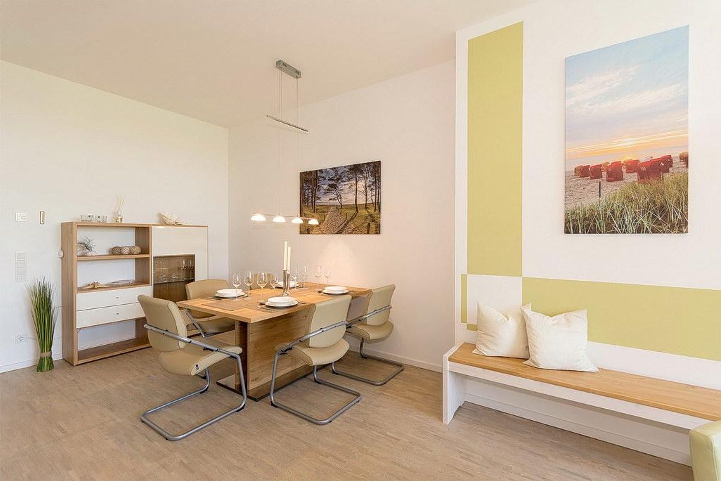 DünenResort Binz DünenResort Binz 142 Rügen - Wohn-Essbereich mit Esstisch und Sitzgelegenheit