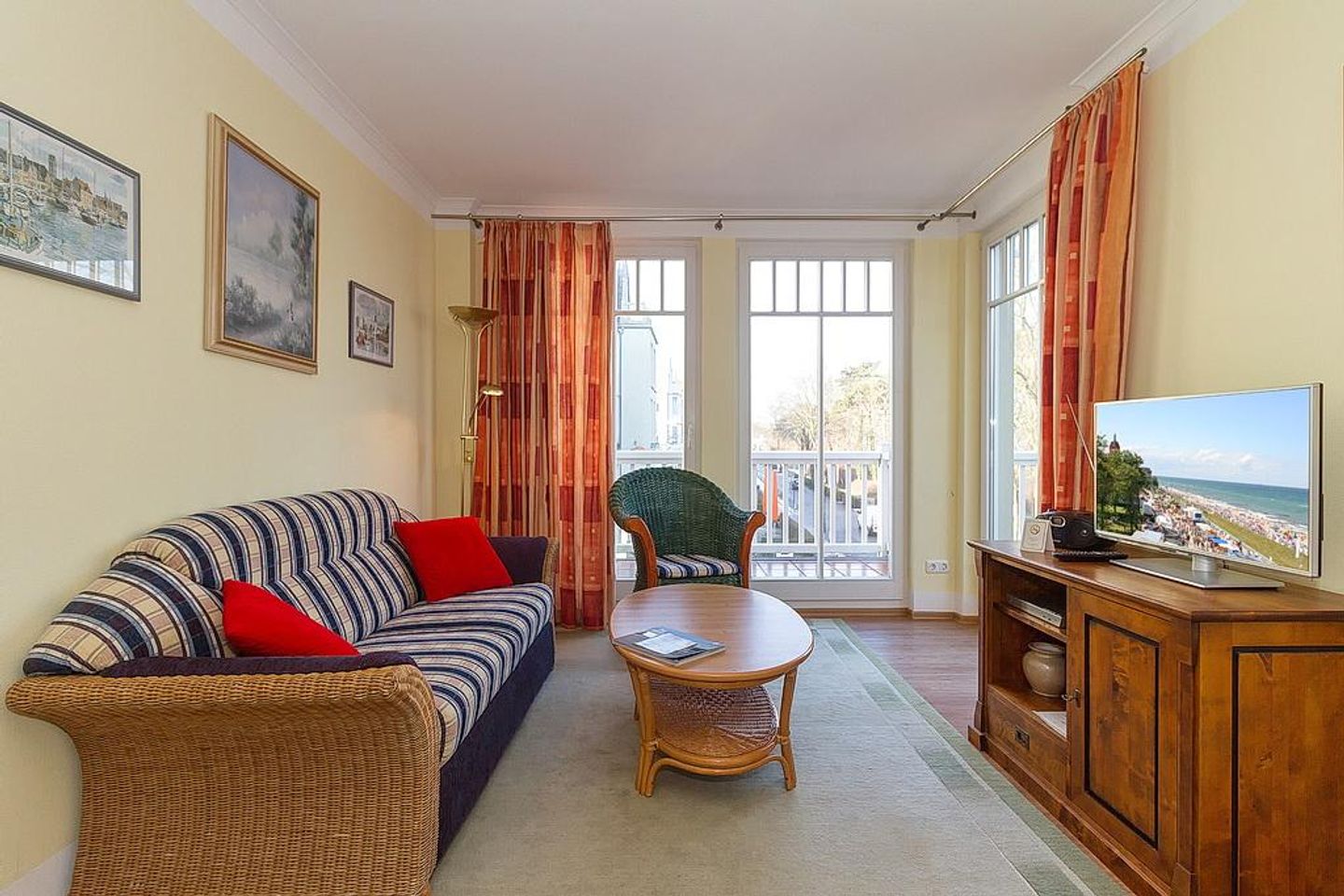 Dünenschloss Dünenschloss 2-19 Kühlungsborn - Wohn-Essbereich mit Couch und Flatscreen-TV