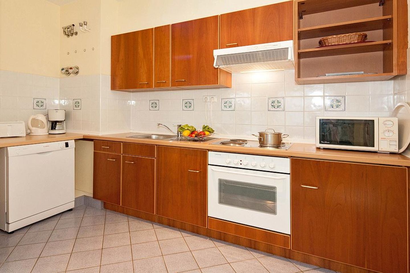 Strand-Park Strand-Park V22 Usedom - Küchenzeile mit Esstisch und Sitzgelegenheit