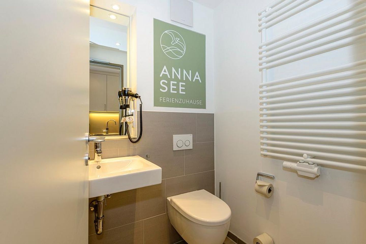 Apartmentvilla Anna See Apartmentvilla Anna See 1-01 Langeoog - Badezimmer mit WC, Waschtisch und Spiegel