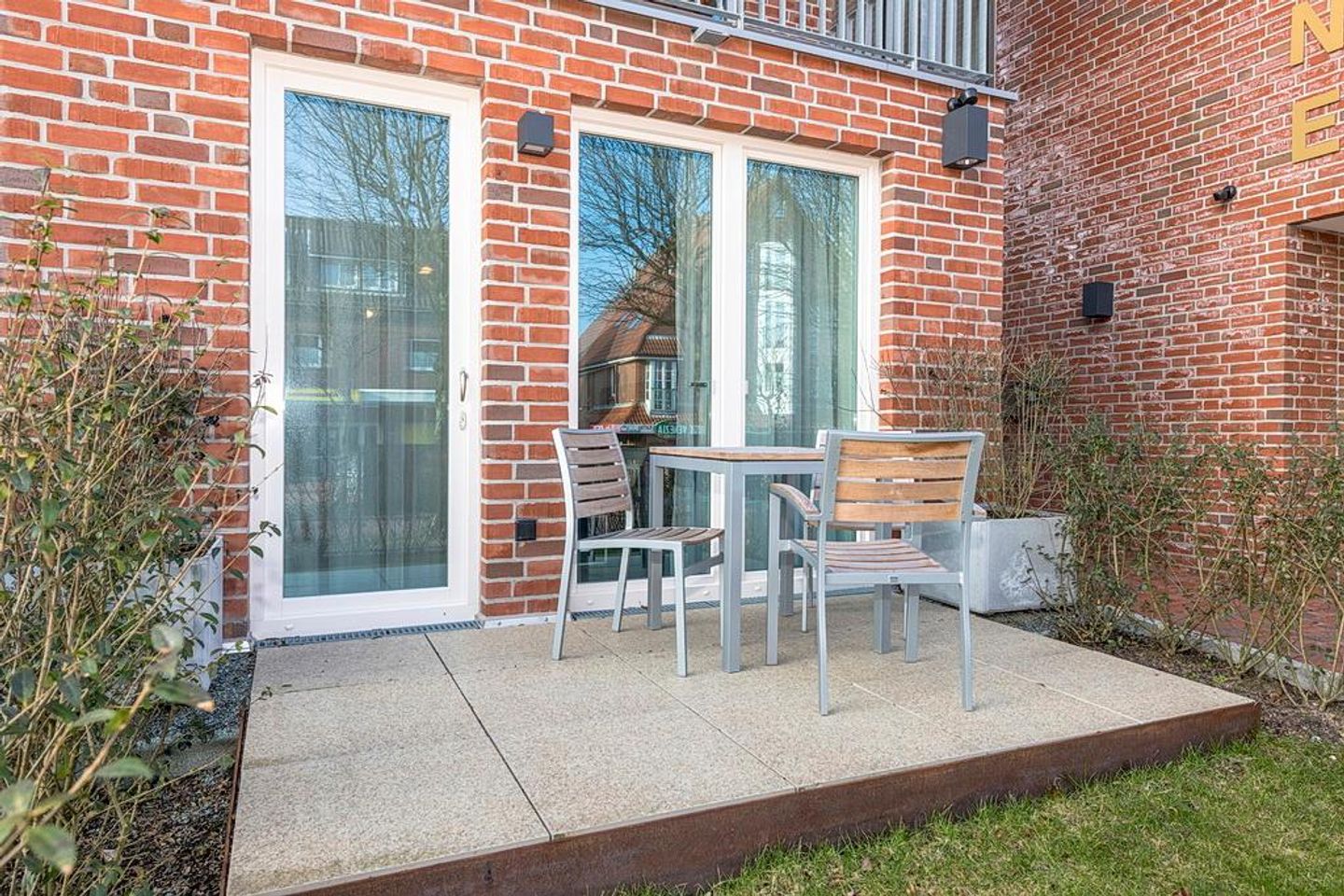 Apartmentvilla Anna See Apartmentvilla Anna See 1-01 Langeoog - Terrasse mit Tisch und Sitzgelegenheit
