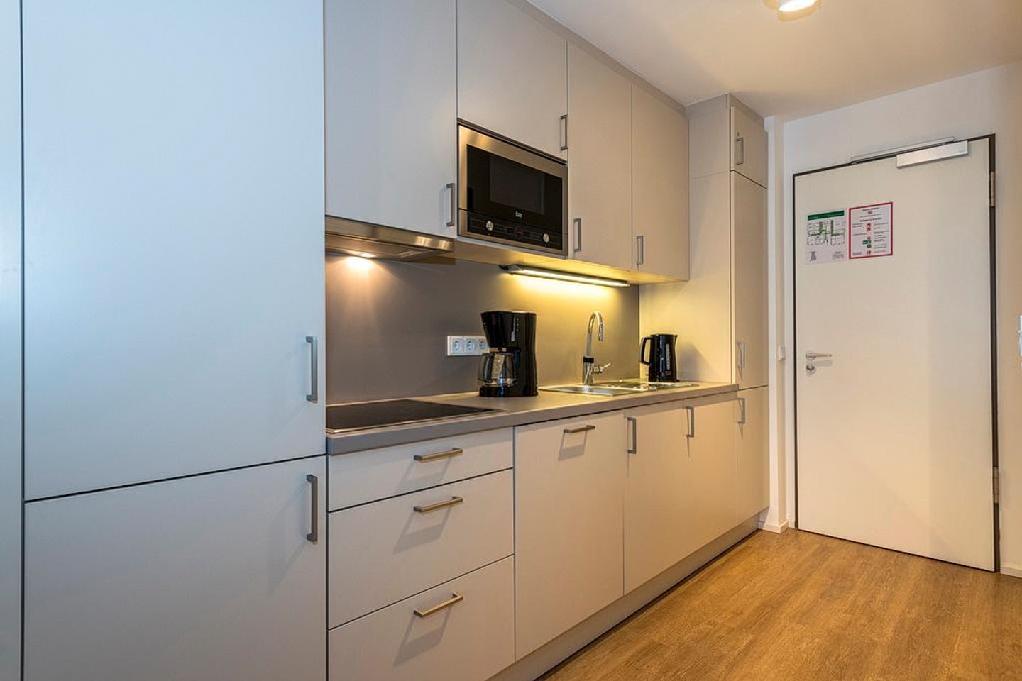 Apartmentvilla Anna See Apartmentvilla Anna See 1-02 Langeoog - Küchenzeile mit Mikrowelle