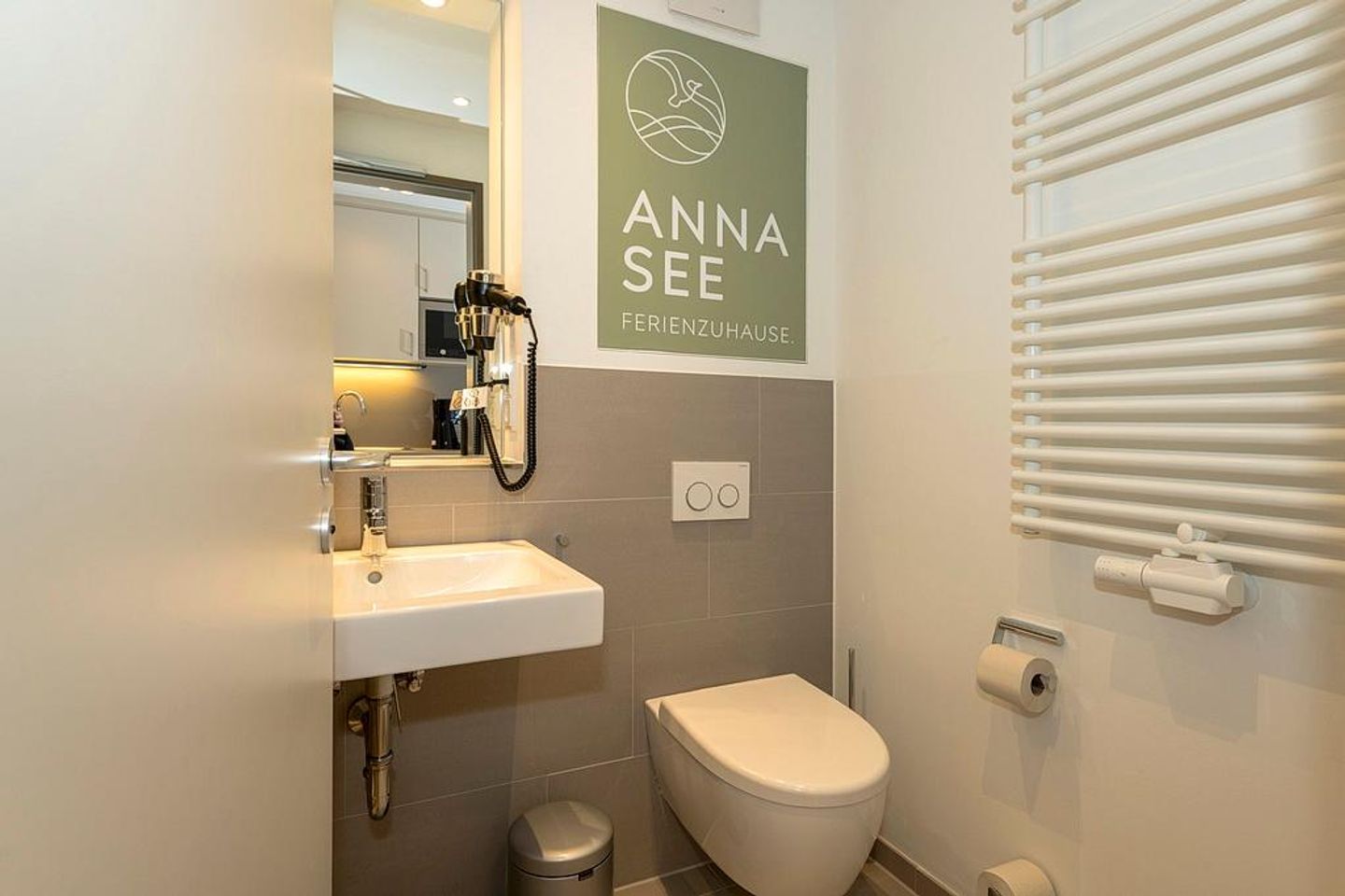 Apartmentvilla Anna See Apartmentvilla Anna See 1-02 Langeoog - Badezimmer mit WC, Waschtisch und Spiegel