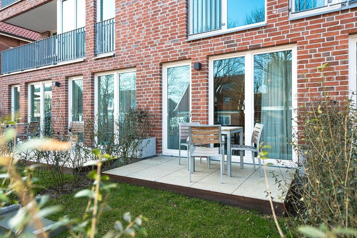 Apartmentvilla Anna See Apartmentvilla Anna See 1-02 Langeoog - Terrasse mit Tisch und Sitzgelegenheiten