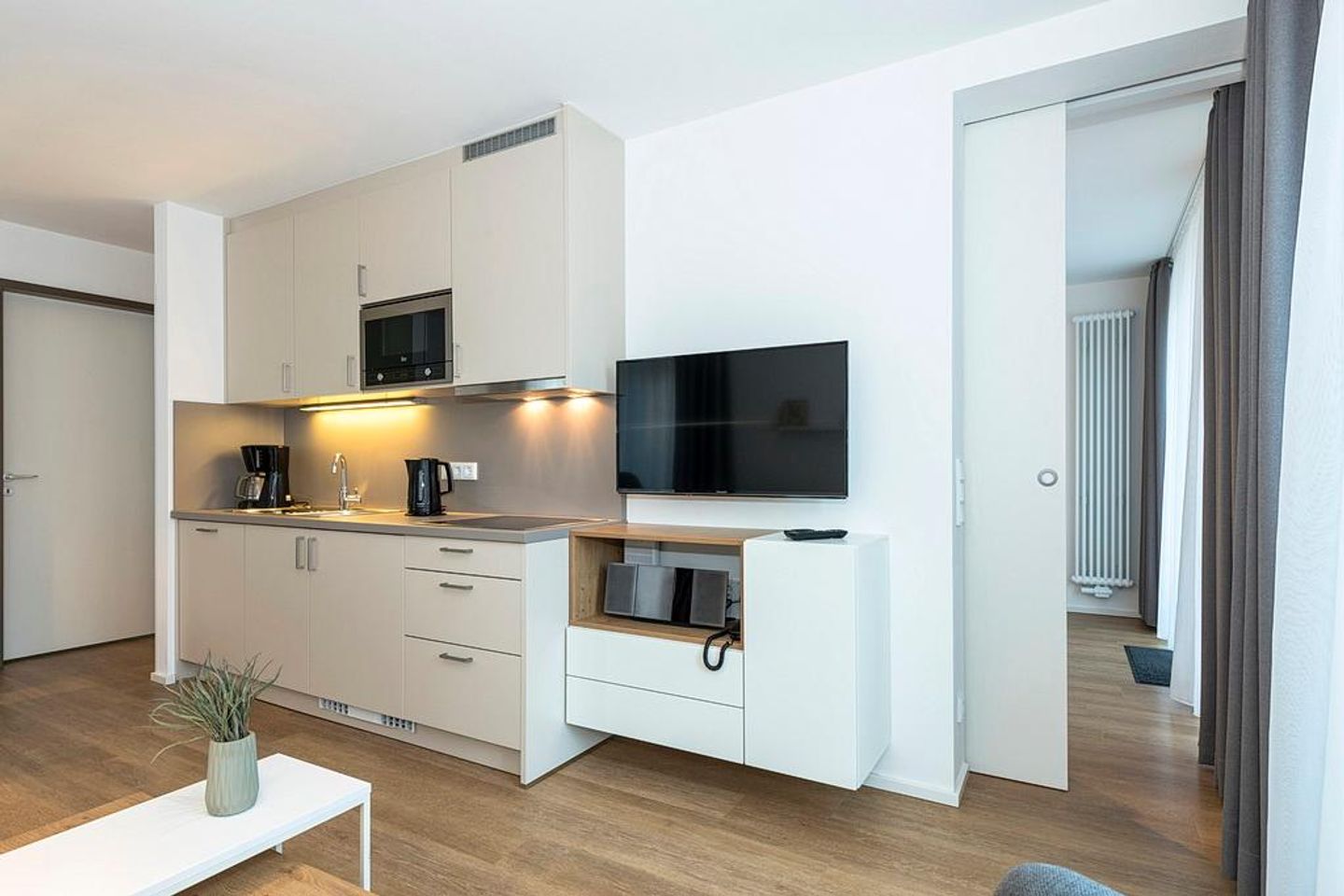 Apartmentvilla Anna See Apartmentvilla Anna See 1-03 Langeoog - Wohn-Essbereich mit TV und Küchenzeile