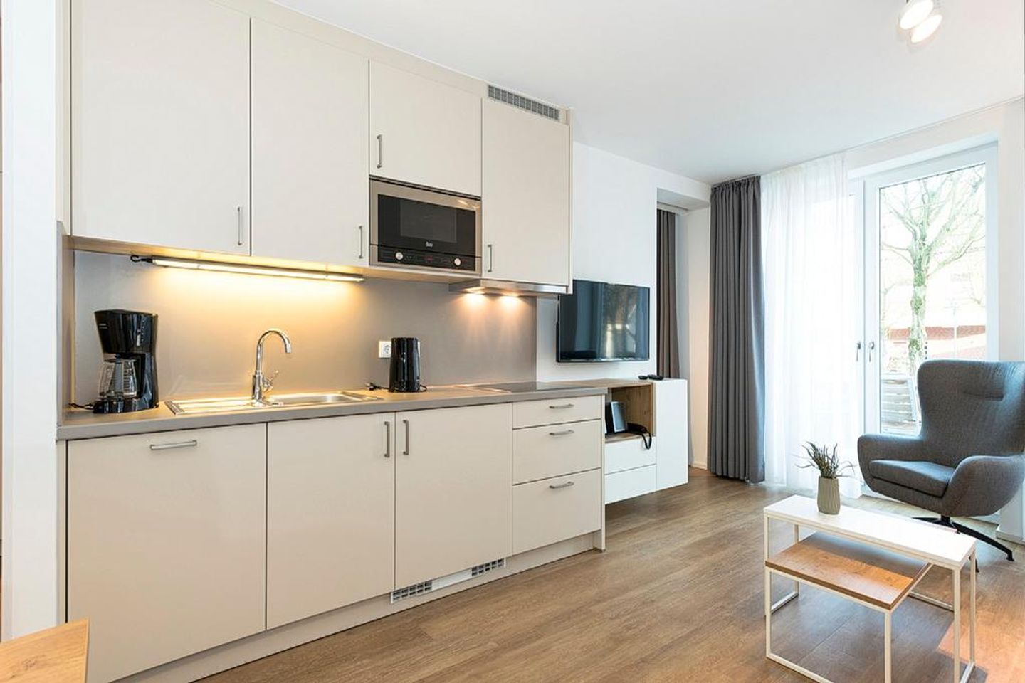 Apartmentvilla Anna See Apartmentvilla Anna See 1-03 Langeoog - Küchenzeile mit Mikrowelle