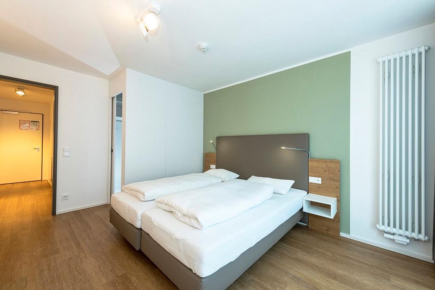 Apartmentvilla Anna See Apartmentvilla Anna See 1-03 Langeoog - Schlafzimmer mit Doppelbett und Kleiderschrank