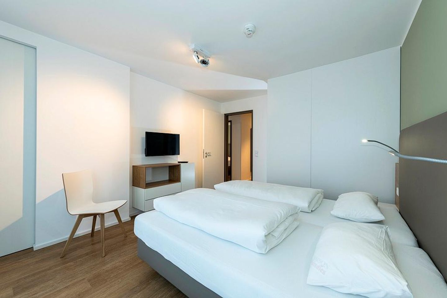 Apartmentvilla Anna See Apartmentvilla Anna See 1-03 Langeoog - Schlafzimmer mit Doppelbett, Kleiderschrank und TV