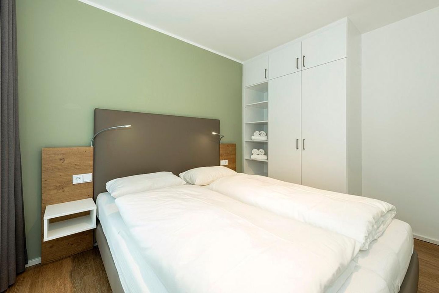 Apartmentvilla Anna See Apartmentvilla Anna See 1-03 Langeoog - Schlafzimmer mit Doppelbett und Kleiderschrank