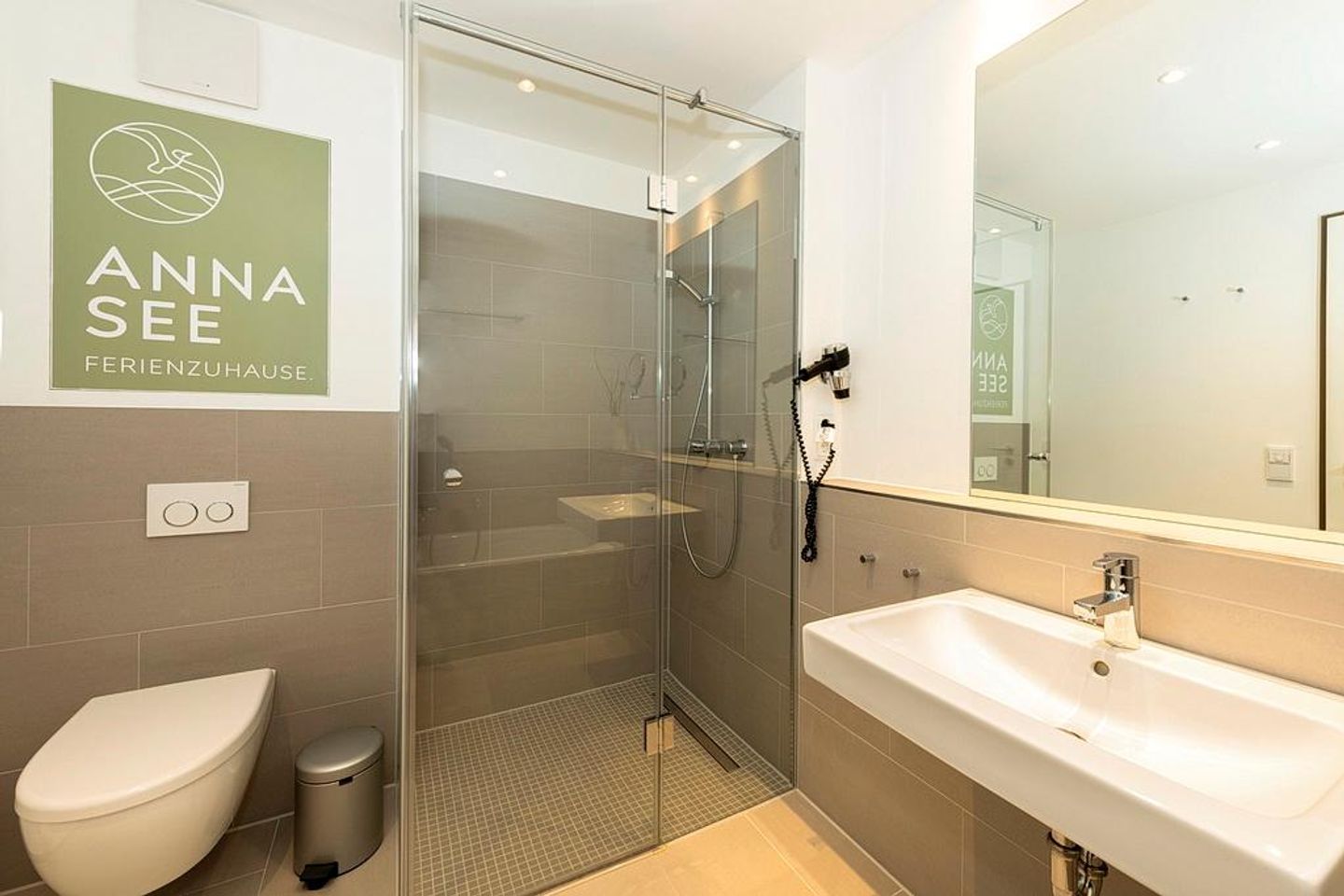 Apartmentvilla Anna See Apartmentvilla Anna See 1-03 Langeoog - Badezimmer mit Dusche, WC, Waschtisch und Spiegel