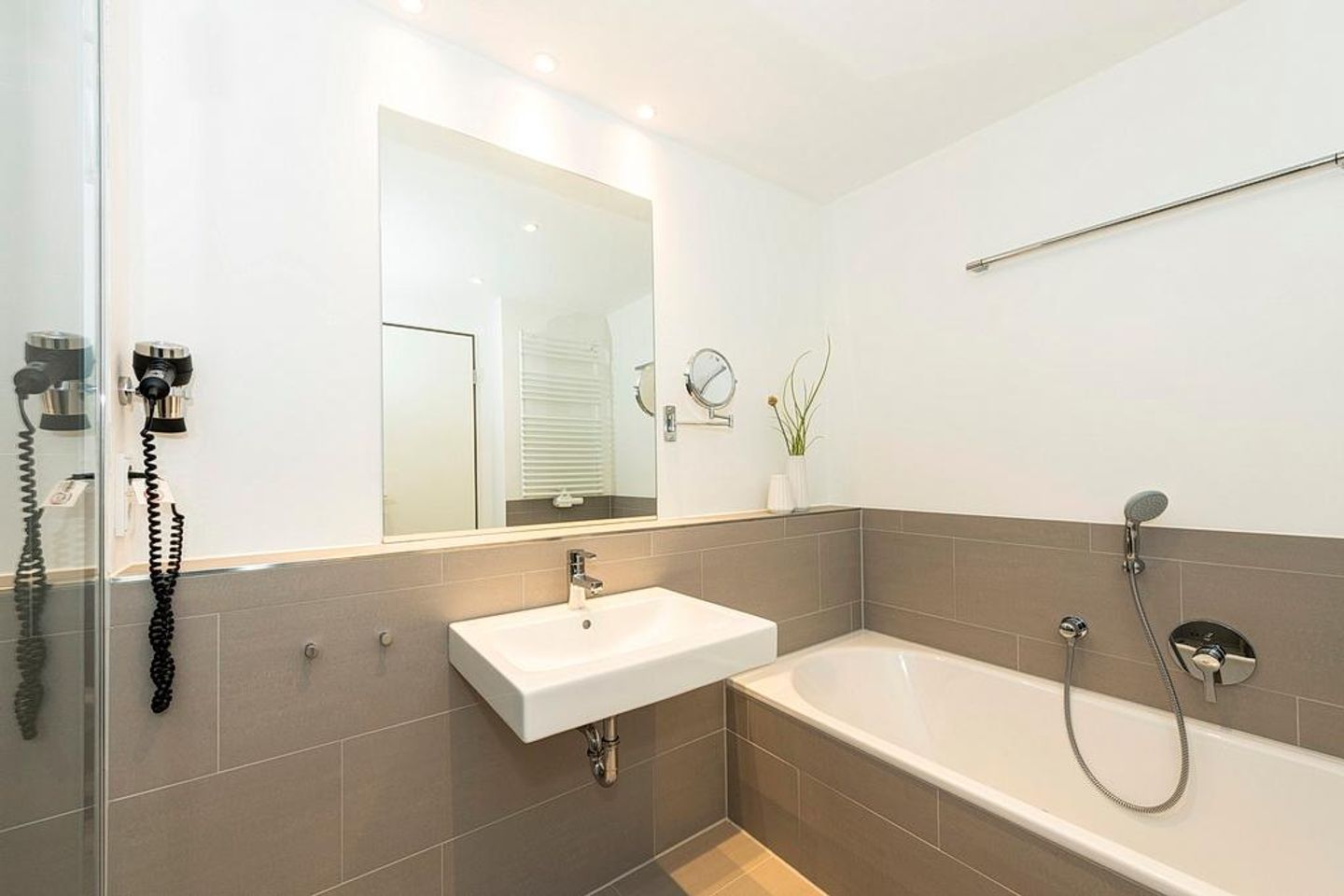 Apartmentvilla Anna See Apartmentvilla Anna See 1-03 Langeoog - Badezimmer mit Badewanne, Waschtisch und Spiegel