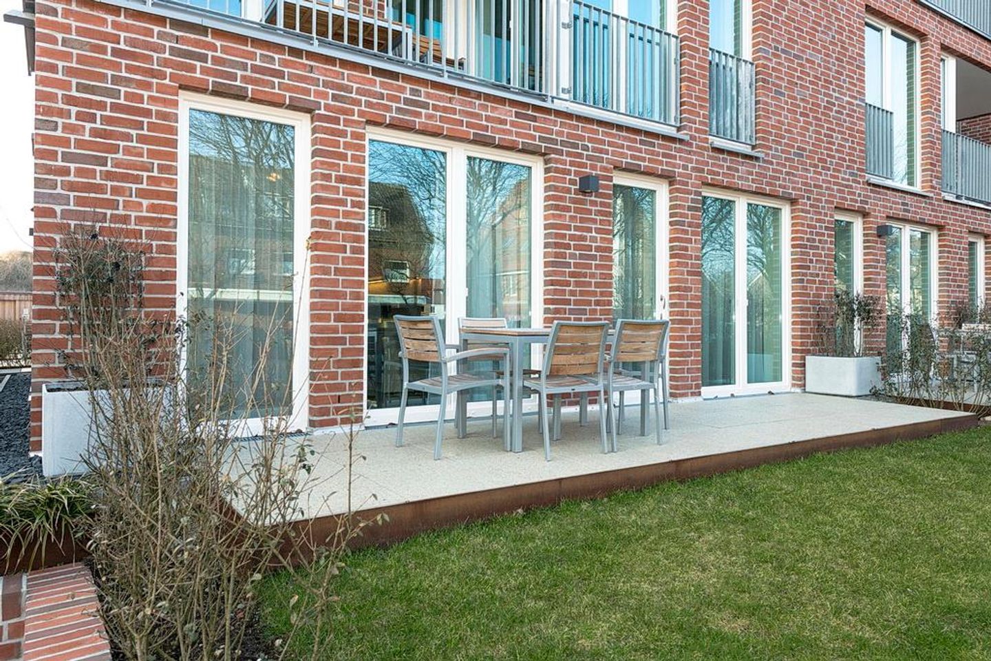 Apartmentvilla Anna See Apartmentvilla Anna See 1-03 Langeoog - Terrasse mit Tisch und Sitzgelegenheit