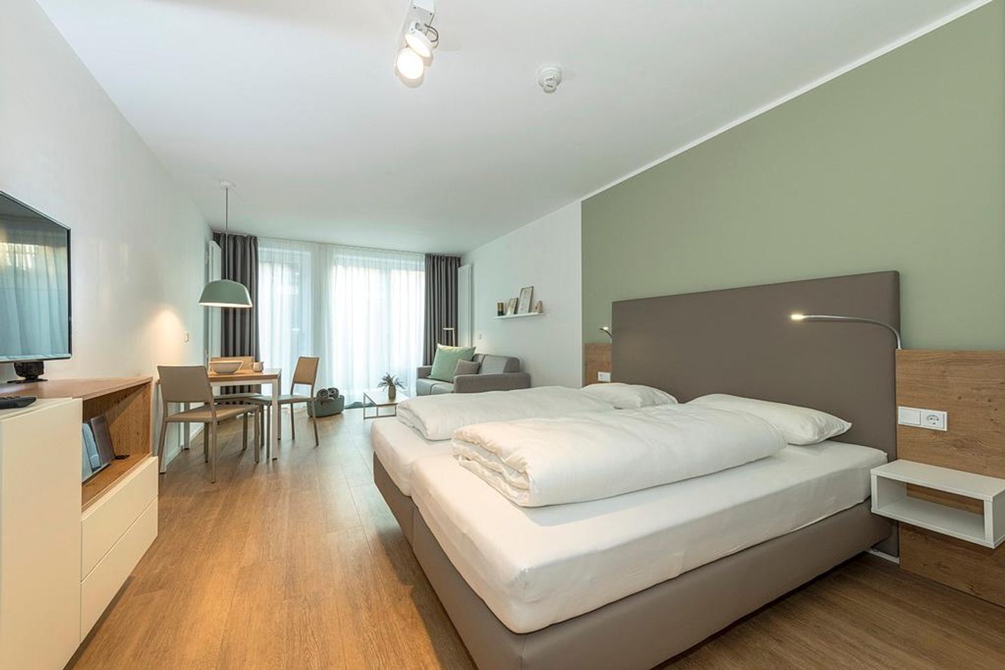 Apartmentvilla Anna See Apartmentvilla Anna See 1-04 Langeoog - Schlafzimmer mit Doppelbett und TV