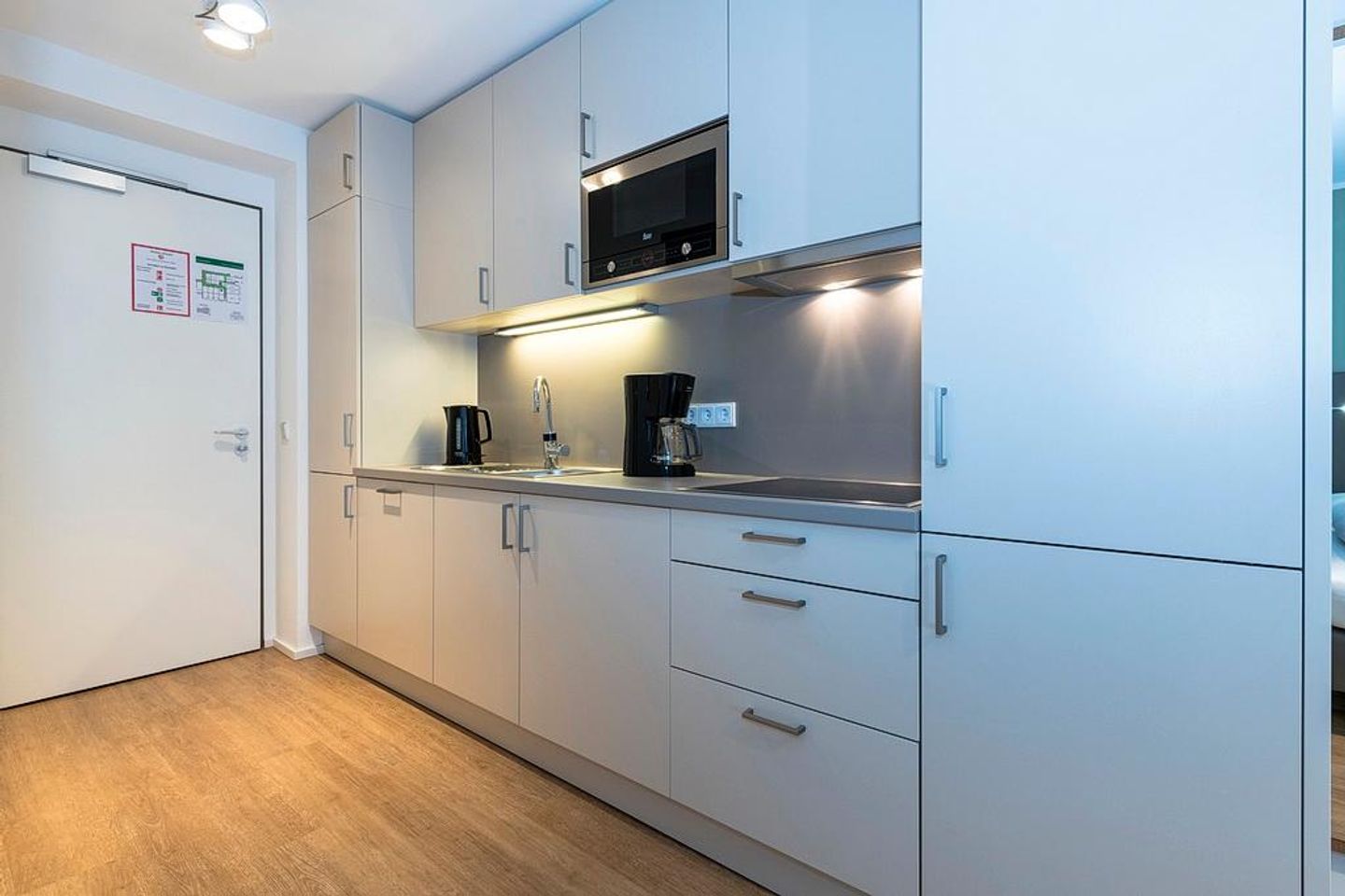 Apartmentvilla Anna See Apartmentvilla Anna See 1-04 Langeoog - Küchenzeile mit Mikrowelle