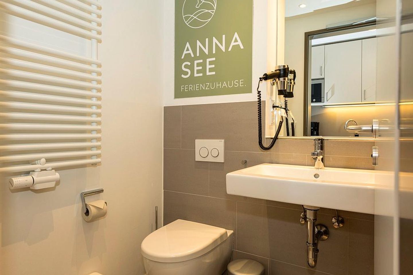 Apartmentvilla Anna See Apartmentvilla Anna See 1-04 Langeoog - Badezimmer mit WC, Waschtisch und Spiegel
