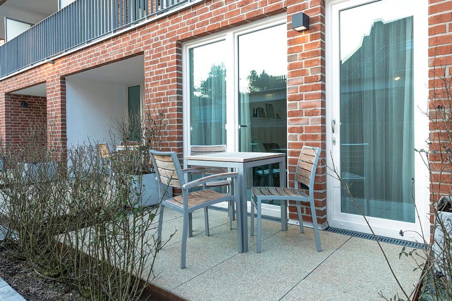 Apartmentvilla Anna See Apartmentvilla Anna See 1-04 Langeoog - Terrasse mit Tisch und Sitzgelegenheit