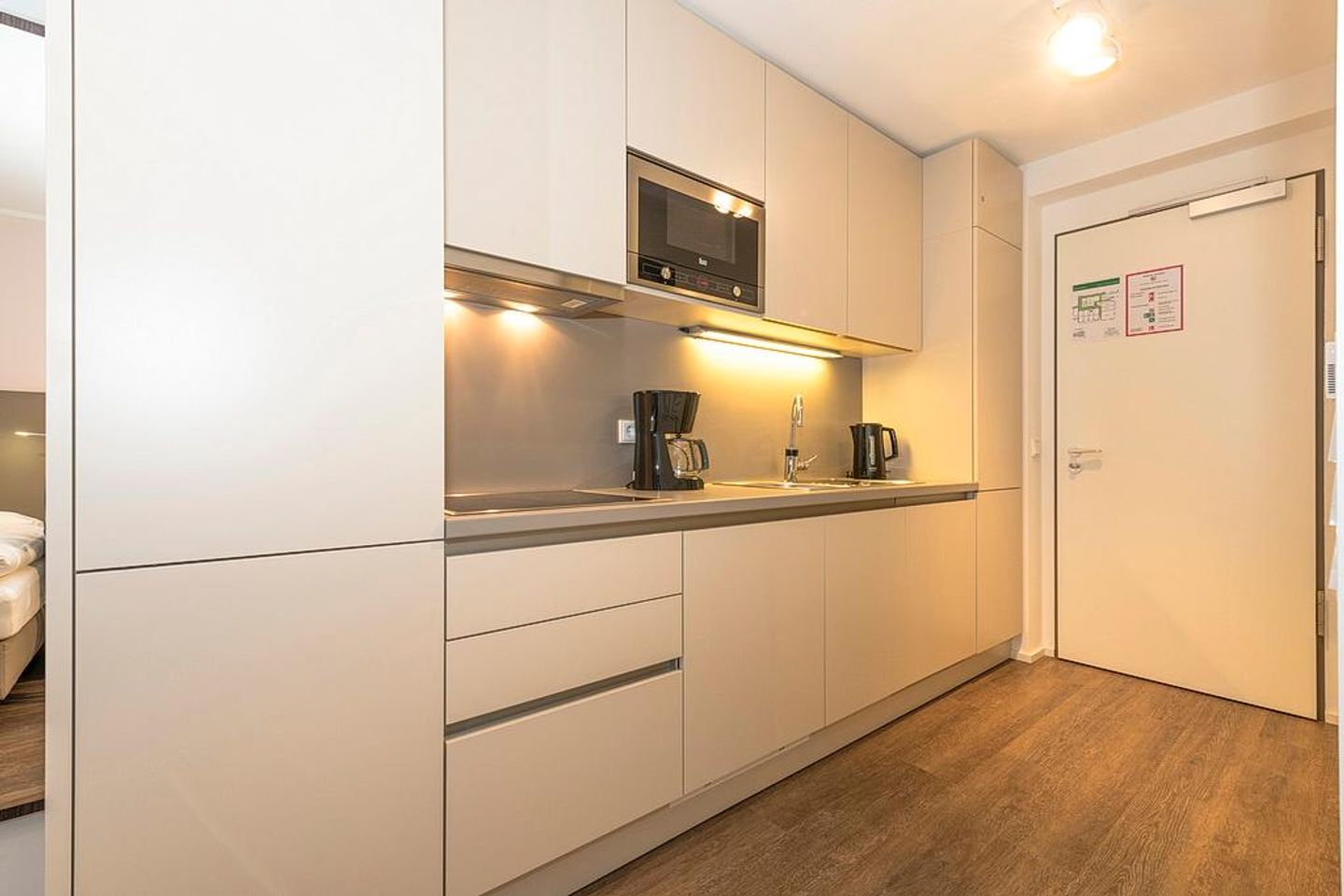 Apartmentvilla Anna See Apartmentvilla Anna See 1-05 Langeoog - Küchenzeile mit Mikrowelle