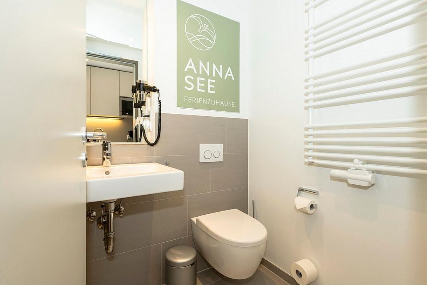 Apartmentvilla Anna See Apartmentvilla Anna See 1-05 Langeoog - Badezimmer mit WC, Waschtisch und Spiegel