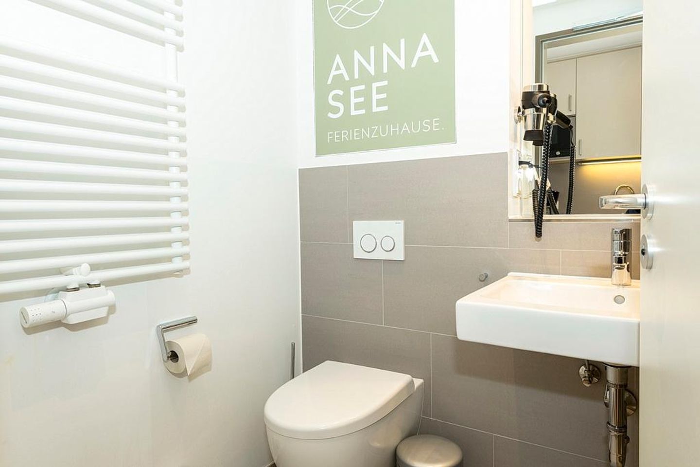 Apartmentvilla Anna See Apartmentvilla Anna See 1-06 Langeoog - Badezimmer mit Dusche, Waschtisch, WC und Spiegel