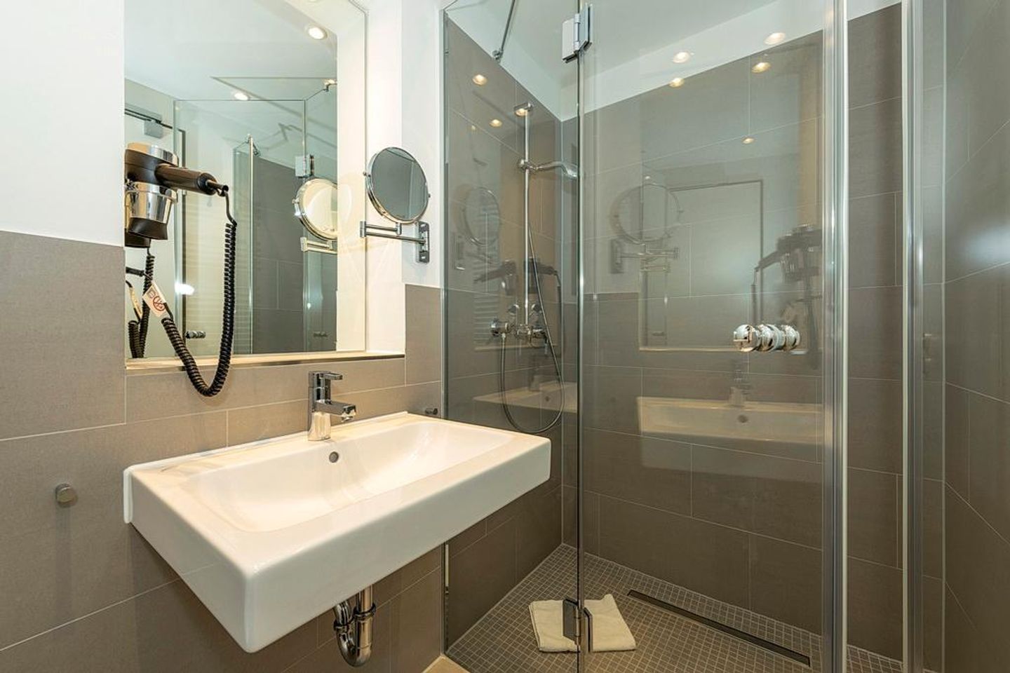 Apartmentvilla Anna See Apartmentvilla Anna See 1-06 Langeoog - Badezimmer mit WC, Waschtisch und Spiegel