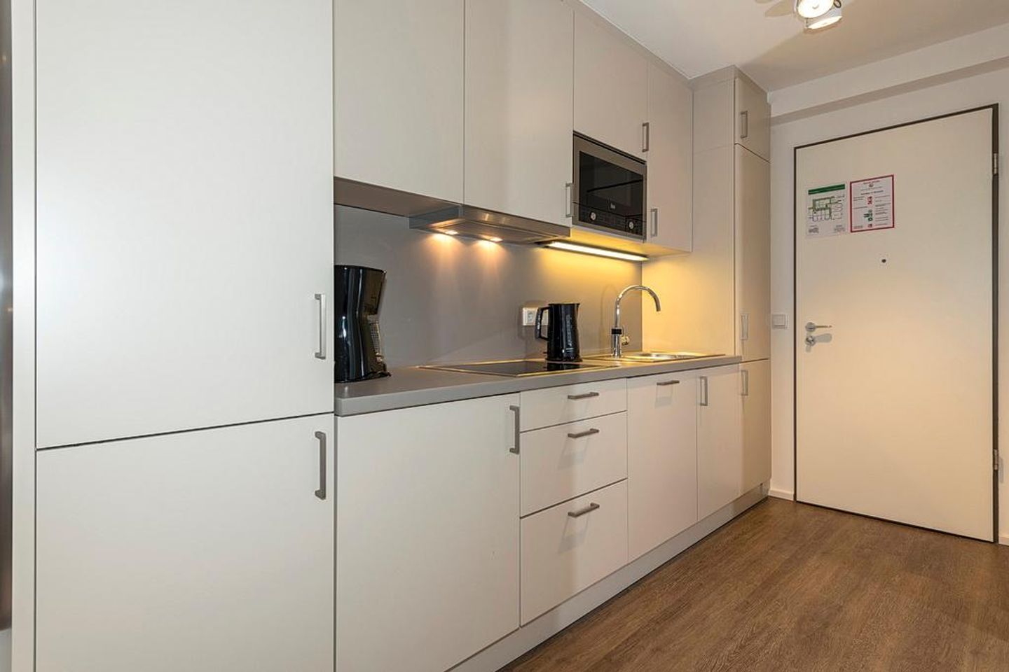 Apartmentvilla Anna See Apartmentvilla Anna See 1-07 Langeoog - Küchenzeile mit Mikrowelle