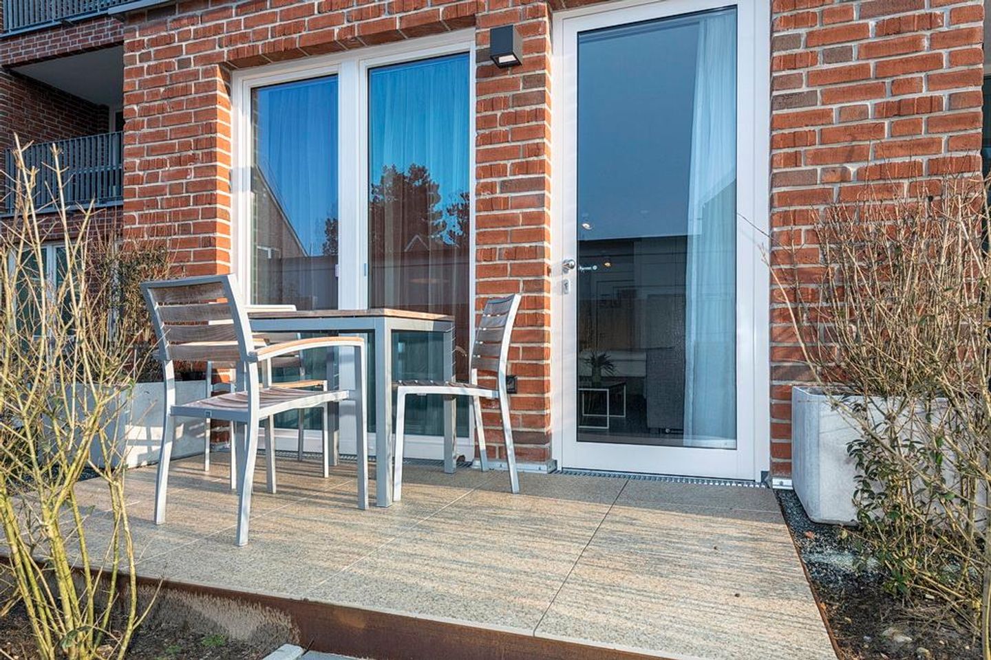 Apartmentvilla Anna See Apartmentvilla Anna See 1-07 Langeoog - Terrasse mit Tisch und Sitzgelegenheit