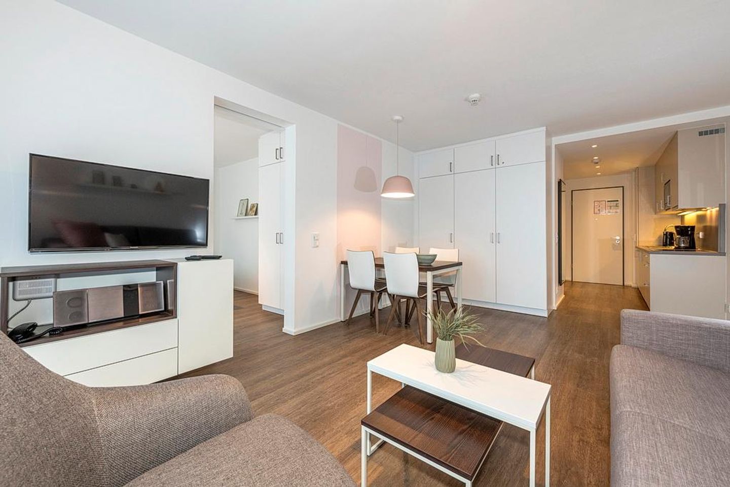 Apartmentvilla Anna See Apartmentvilla Anna See 1-08 Langeoog - Wohn-Essbereich mit Flatscreen-TV