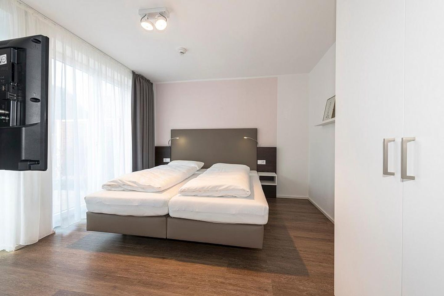 Apartmentvilla Anna See Apartmentvilla Anna See 1-08 Langeoog - Schlafzimmer mit Doppelbett und TV