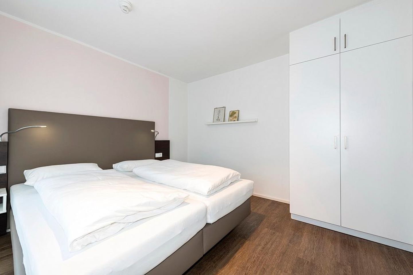 Apartmentvilla Anna See Apartmentvilla Anna See 1-08 Langeoog - Schlafzimmer mit Doppelbett und Kleiderschrank